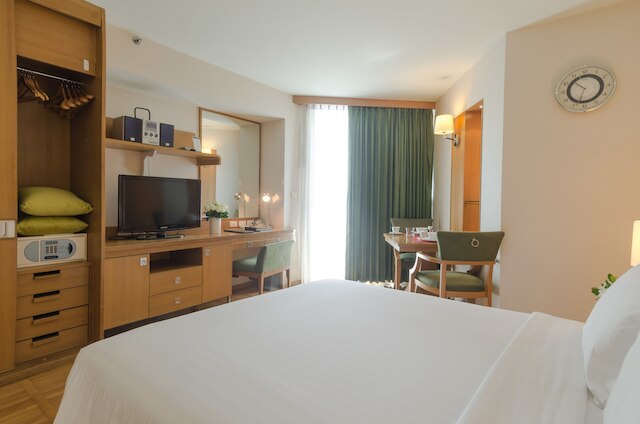 アット イーズ サラデーン バイ エタス