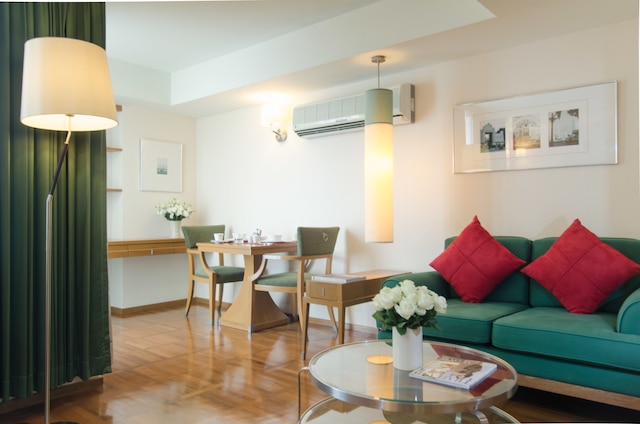 アット イーズ サラデーン バイ エタス