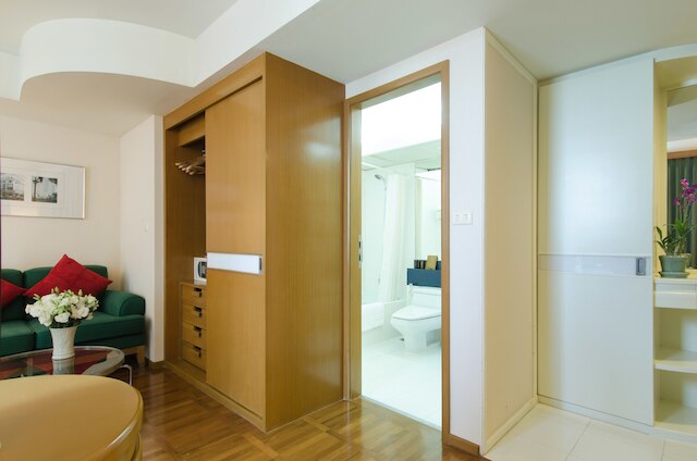 アット イーズ サラデーン バイ エタス