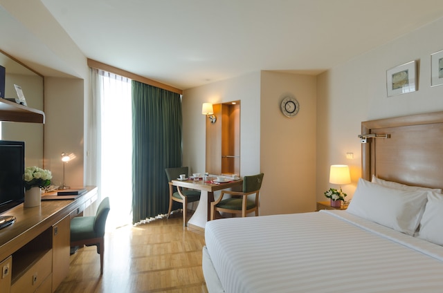 アット イーズ サラデーン バイ エタス