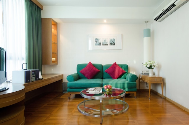 アット イーズ サラデーン バイ エタス