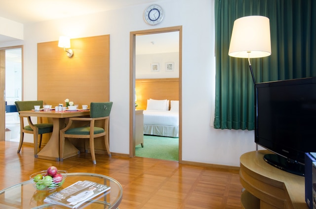 アット イーズ サラデーン バイ エタス