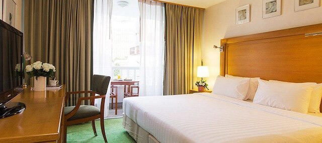 アット イーズ サラデーン バイ エタス