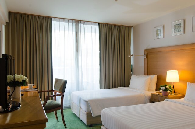 アット イーズ サラデーン バイ エタス