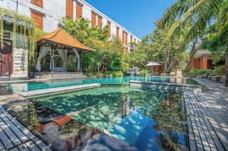 アディ・ダルマ・ホテル・レギアン