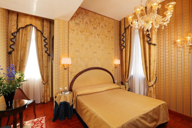 ホテル パラッツオ ステルン