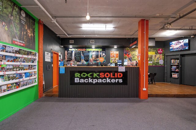 ロック ソリッド バックパッカーズ ロトルア