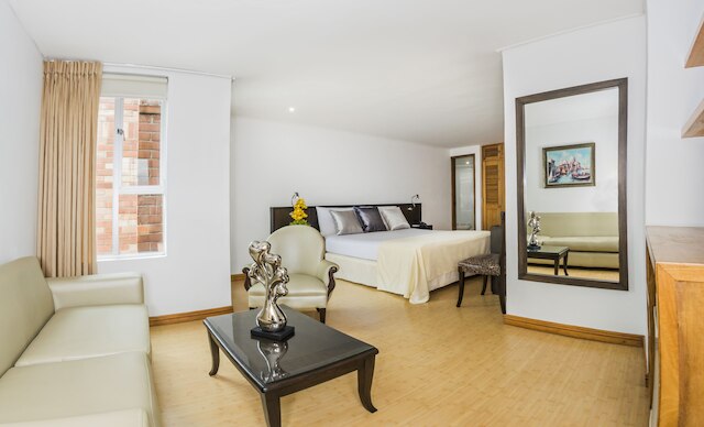 ホテル エギナ メデジン