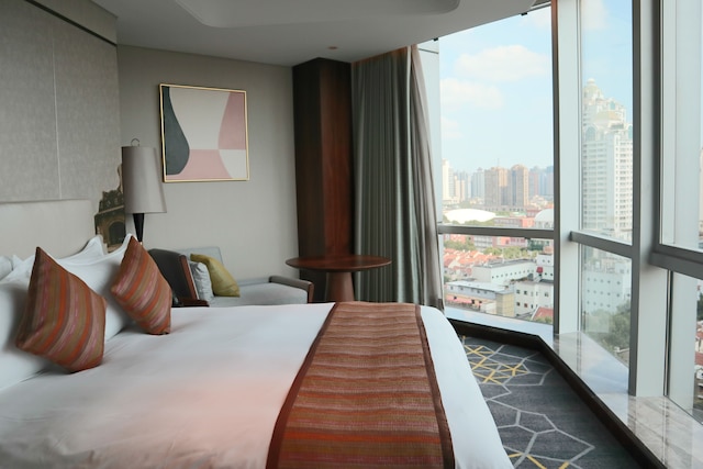 ハワード ジョンソン ファイハイ ホテル上海 (上海嘉豪淮海国际豪生酒店)