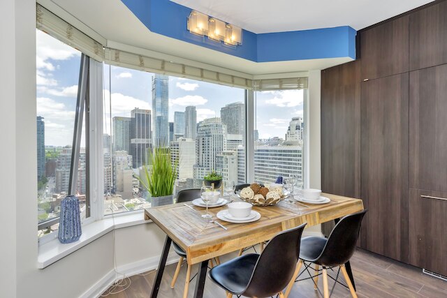 クイックステイ - エレガンス イン ヨークビル (ヤング & ブロアー)