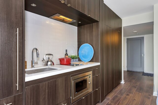 クイックステイ - エレガンス イン ヨークビル (ヤング & ブロアー)