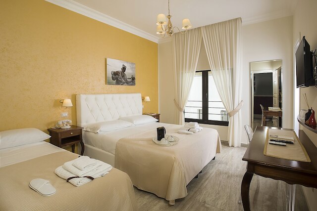 ナポリタントリップス ホテル