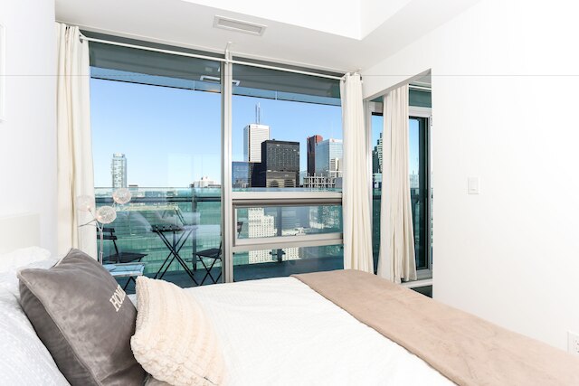 プラチナム スイーツ - インクレディブル CN タワー ビュー