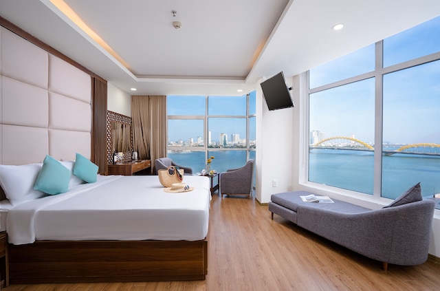 パリアト リバー フロント ホテル