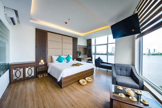 パリアト リバー フロント ホテル