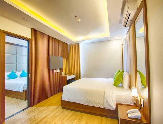 パリアト リバー フロント ホテル