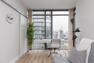 ベイ ストリートの明るいサブ ペントハウス