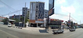 フロント ワン イン スマラン