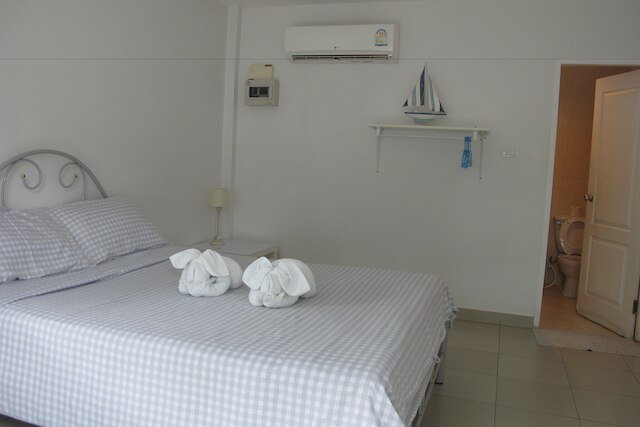 チャーリーズ バンガロー