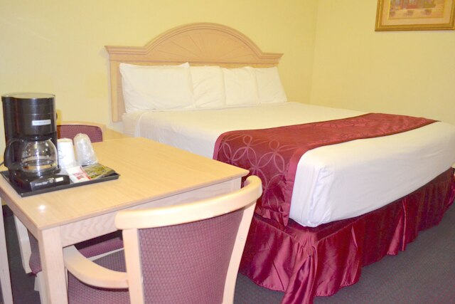 パスポート・イン - バイ・ザ・フォールズ NY