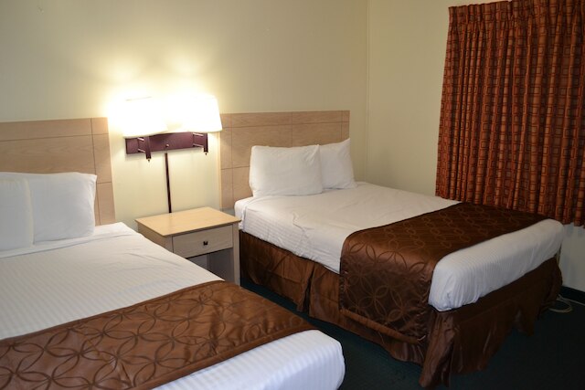 パスポート・イン - バイ・ザ・フォールズ NY