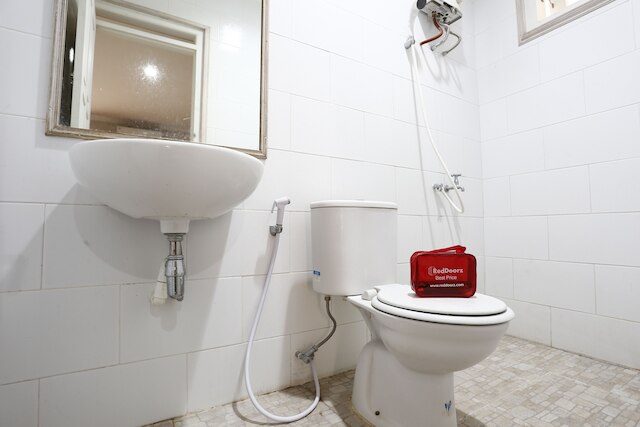 レッドドアーズ プラス ニア アジスチプト エアポート 2