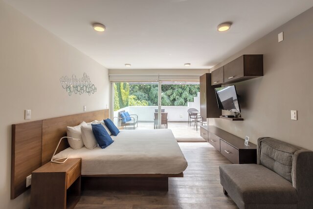 OM686 アーバン ロフツ ショートロング ステイズ