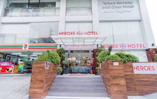 ヒーローズ ホテル