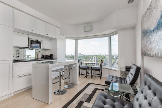 クイックステイ - シック イン ヨークビル (ヤング & ブロアー)