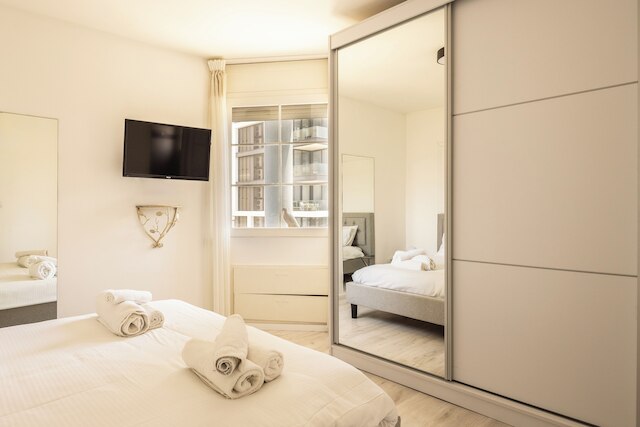 シック 3 ベッドルーム アパートメント オン ザ ビーチ バイ シー アンド レント