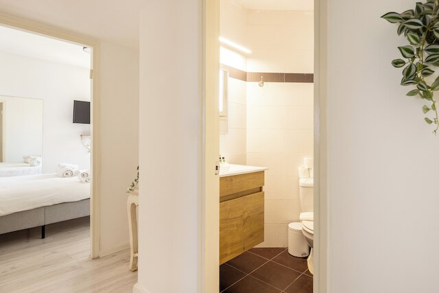 シック 3 ベッドルーム アパートメント オン ザ ビーチ バイ シー アンド レント