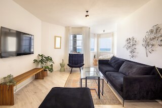 シック 3 ベッドルーム アパートメント オン ザ ビーチ バイ シー アンド レント