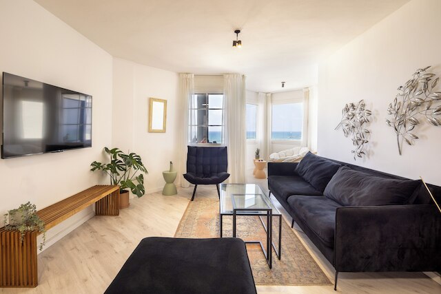 シック 3 ベッドルーム アパートメント オン ザ ビーチ バイ シー アンド レント