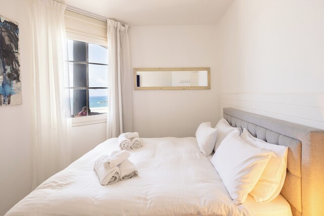 シック 3 ベッドルーム アパートメント オン ザ ビーチ バイ シー アンド レント