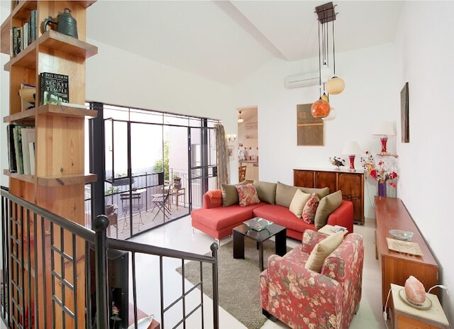 チャーミング サニー ヘイブン ウィズ バルコニー バイ シー エヌ レント