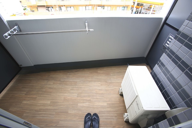 2500 冊を超えるマンガに囲まれた部屋