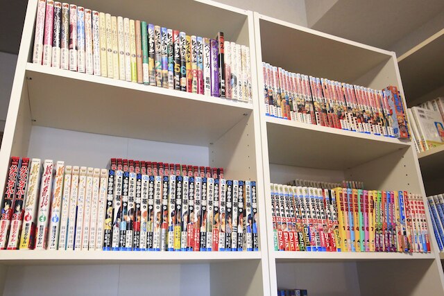 2500 冊を超えるマンガに囲まれた部屋