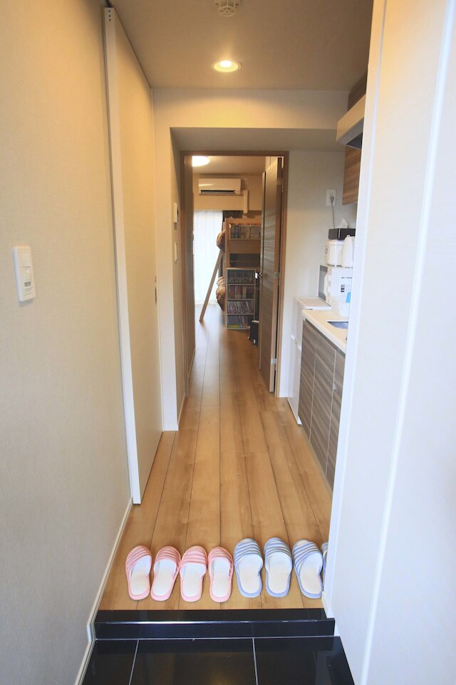 2500 冊を超えるマンガに囲まれた部屋