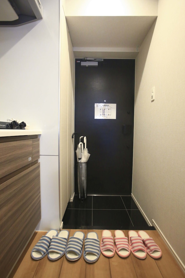 2500 冊を超えるマンガに囲まれた部屋