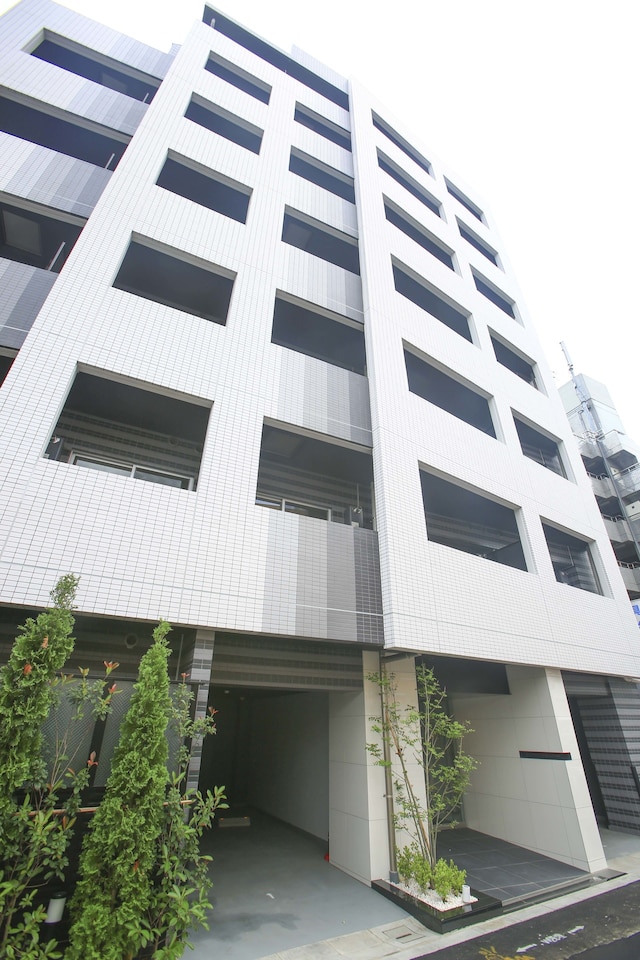 2500 冊を超えるマンガに囲まれた部屋