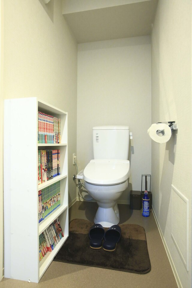 2500 冊を超えるマンガに囲まれた部屋