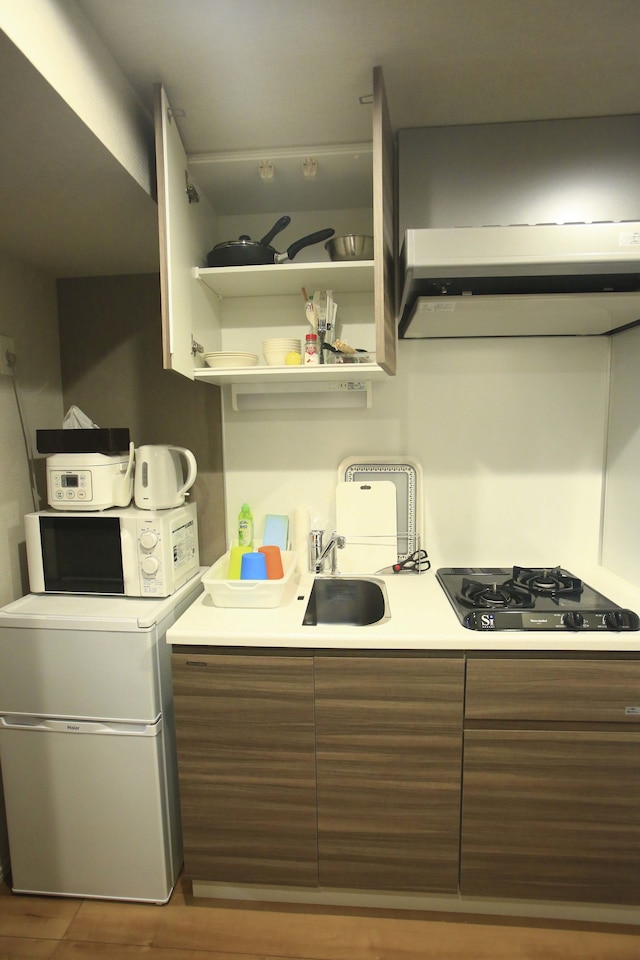 2500 冊を超えるマンガに囲まれた部屋