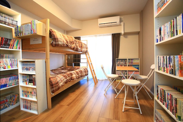 2500 冊を超えるマンガに囲まれた部屋