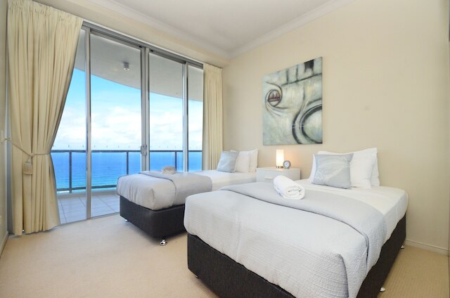 シェブロン ルネッサンス - HR サーファーズ パラダイス