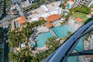 シェブロン ルネッサンス - HR サーファーズ パラダイス