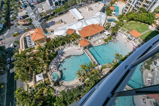 シェブロン ルネッサンス - HR サーファーズ パラダイス