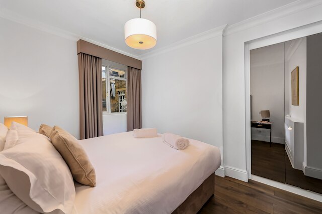 10 カーゾン ストリート アパートメンツ バイ マンズリー