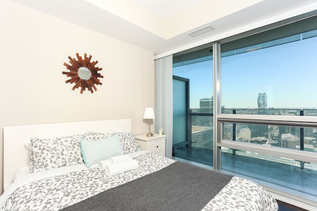 プラチナム スイーツ - モダン ラグジュアリー ハイ ライズ コンド