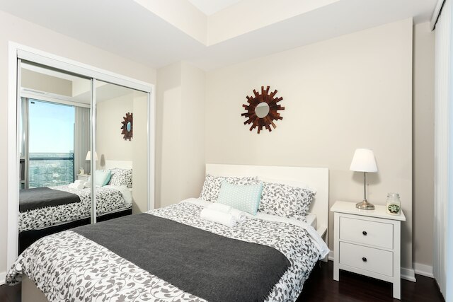 プラチナム スイーツ - モダン ラグジュアリー ハイ ライズ コンド