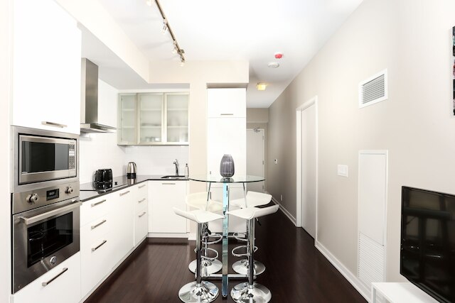 プラチナム スイーツ - モダン ラグジュアリー ハイ ライズ コンド